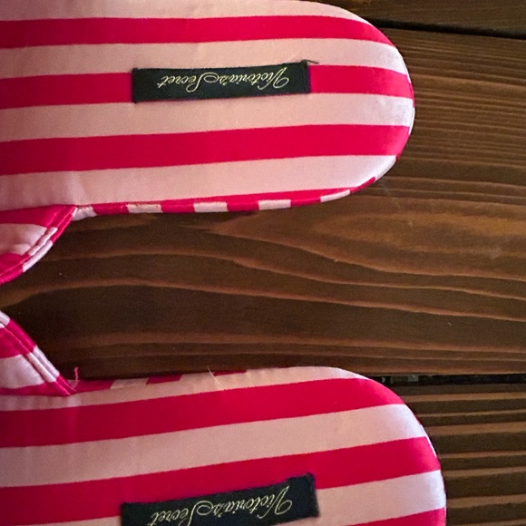 NWOT Victoria’s Secret Striped Slippers. Size Medium. Never worn. - Picture 6 of 6